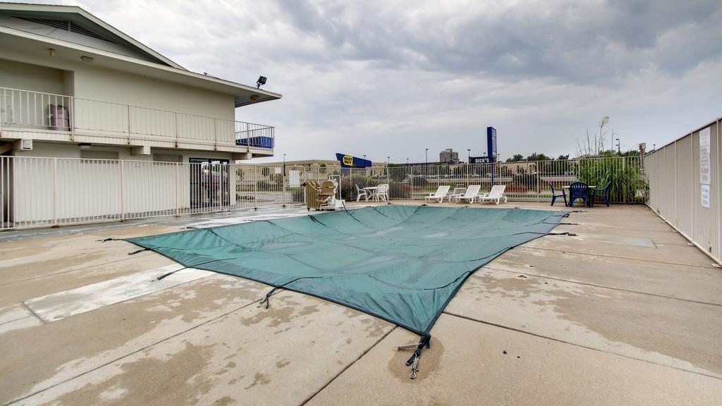 Motel 6 Manhattan Kansas Exterior foto