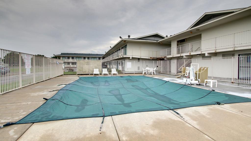 Motel 6 Manhattan Kansas Exterior foto