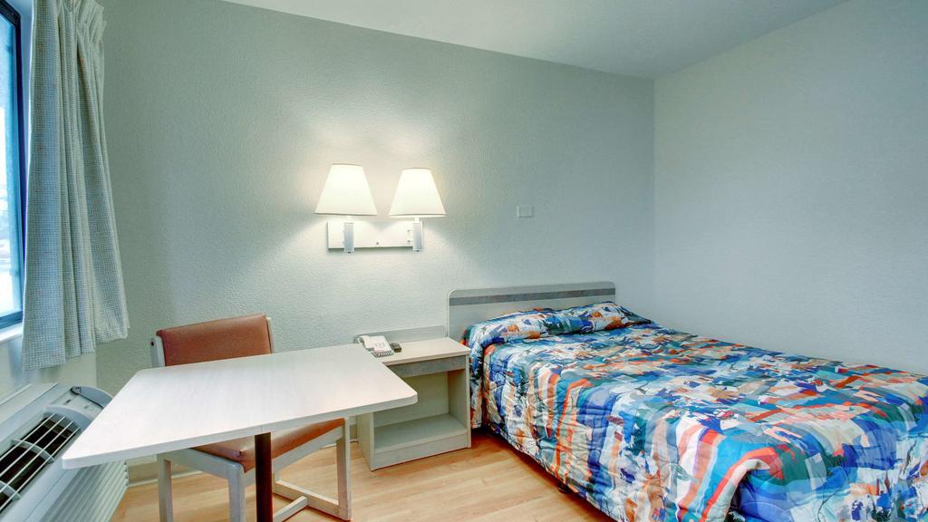 Motel 6 Manhattan Kansas Exterior foto