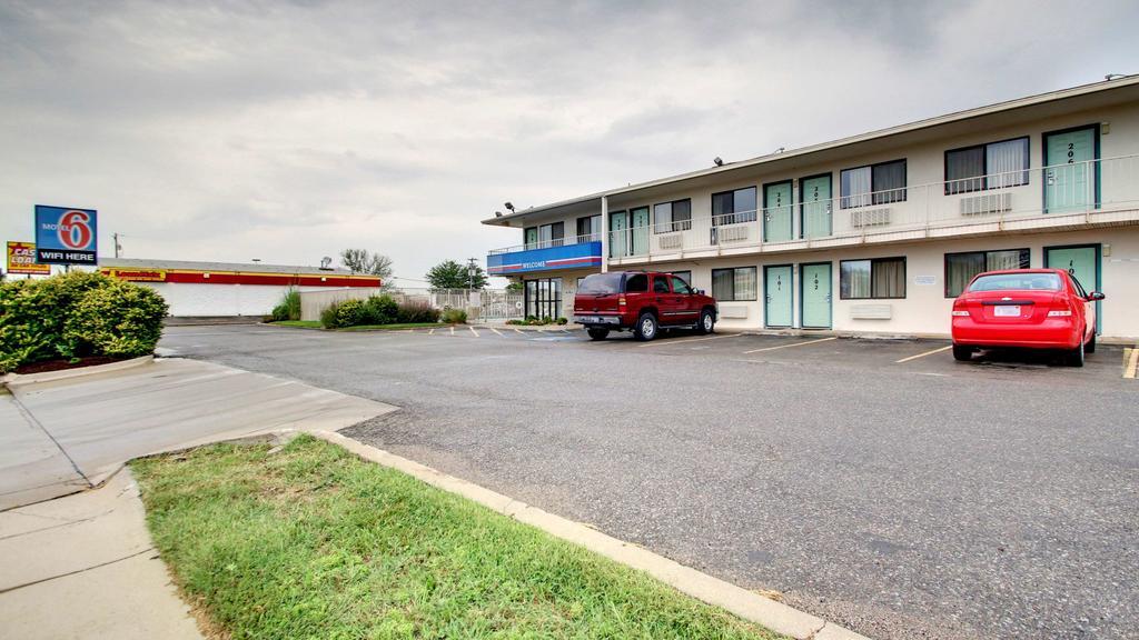 Motel 6 Manhattan Kansas Exterior foto
